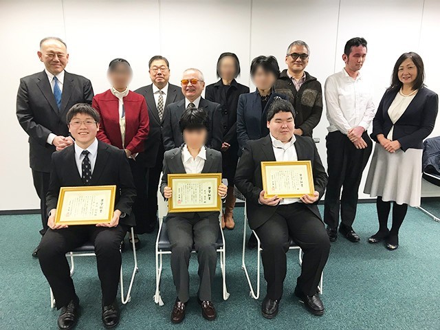 東京会場の奨学生認定証授与式の写真